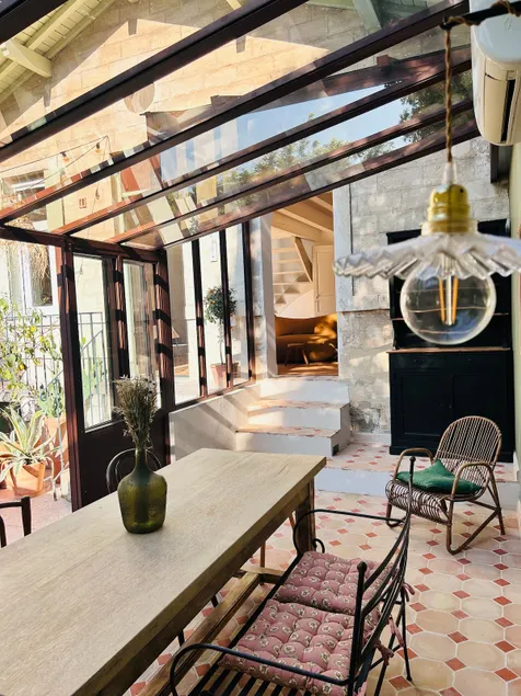 Atypical house in the center, courtyard and parking - Image 1