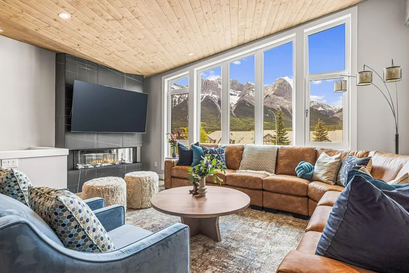 Luxury 4BR + Hot Tub, Mtn Views | 10Min Walk to DT - Image 1