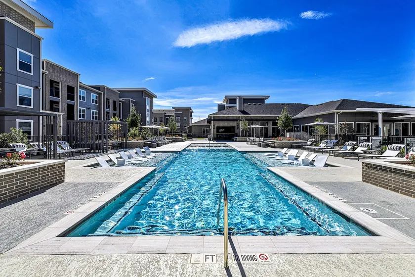 Modern Luxury 1BR • Fast Wi-Fi • Free Parking • - Image 1