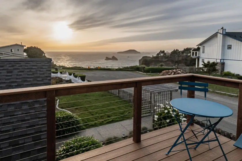 Coastal Haven: Oceanview and Hot Tub - Image 1