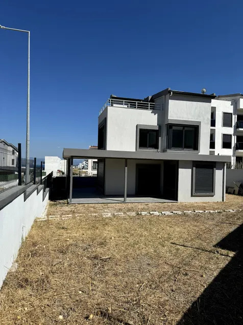 New villa in Karaburun Mordoğan Km2 - Image 1