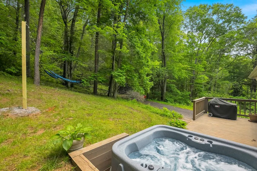 Nature's Embrance with HotTub, Firepit, Near SNP - Image 1