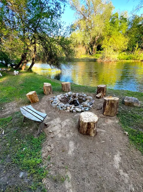 Rustic cozy cabin on rivers edge - Image 1