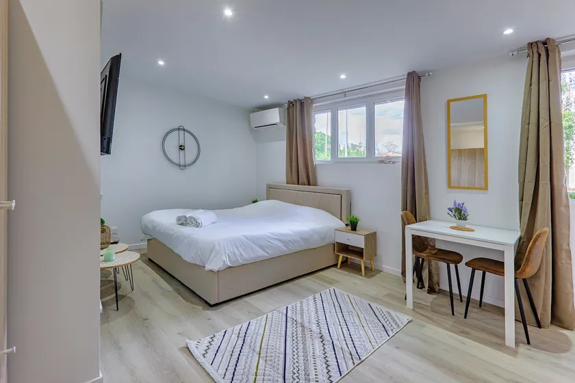Ideally located close to Paris - Image 1