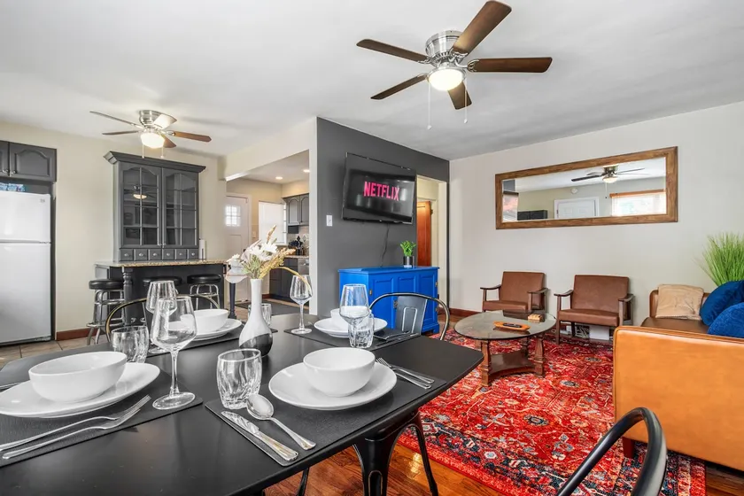 Entire 3bed/2bath home with a king bed/parking - Image 1