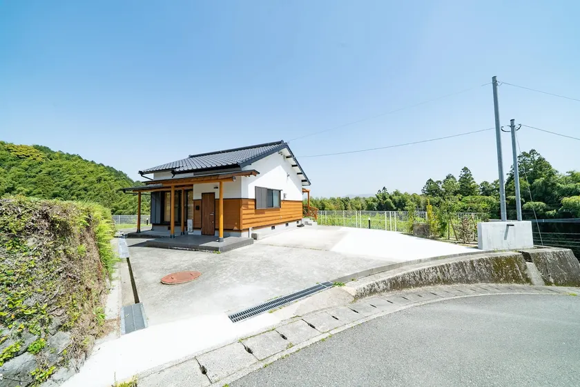 Ichikawa Lodge. A quiet 52 ㎡ house located in the middle of a mountain with a good view. - Image 1