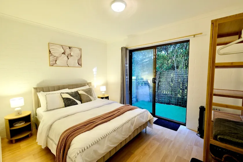 Quality beachside home at Batehaven - Image 1