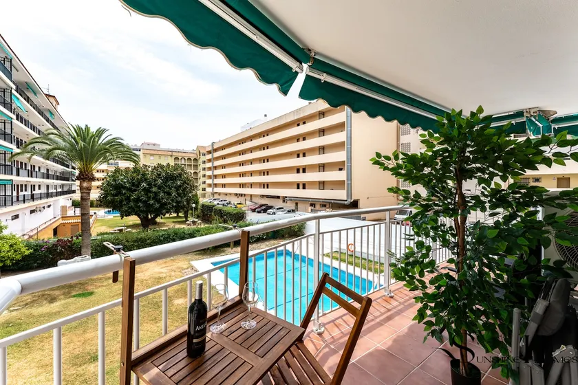 Perfect Location 3 Bedrooms 2 bath, Parking, Pool - Image 1