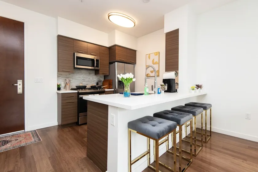 1BR City Apartment – Balcony, Parking Included - Image 1