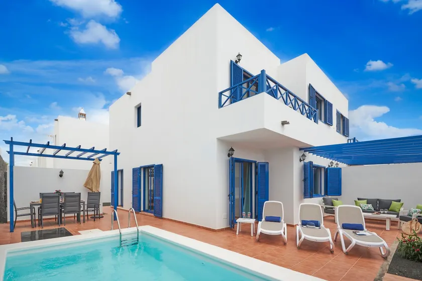 Villa María del Mar 2 Minutes to supermarkets, 10 minutes to Marina Rubicón, Pool, High Speed WiFi - Image 1