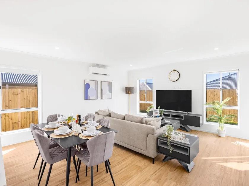 Convenient Brandnew 4 Beds House, 5 mins to mall - Image 1