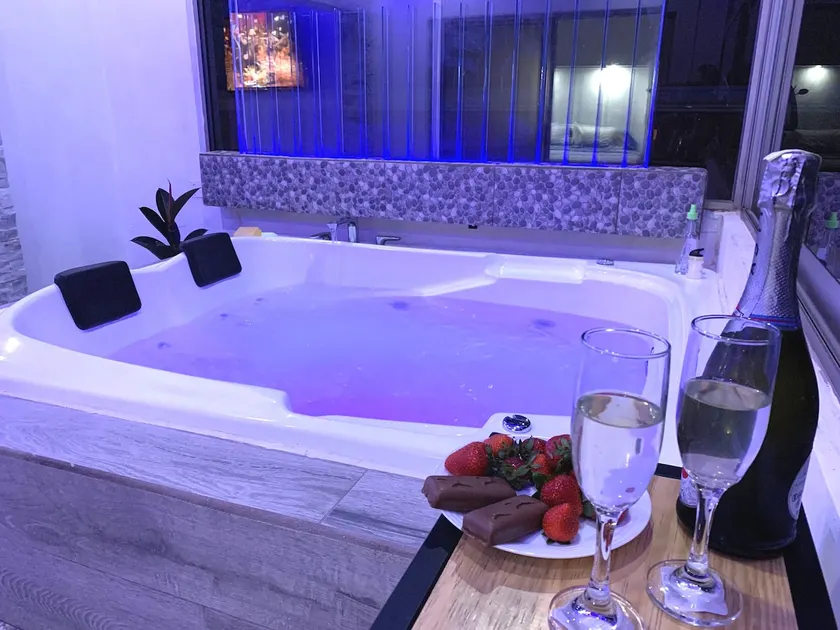 Luxurious Oasis in Club with Jacuzzi - Image 1