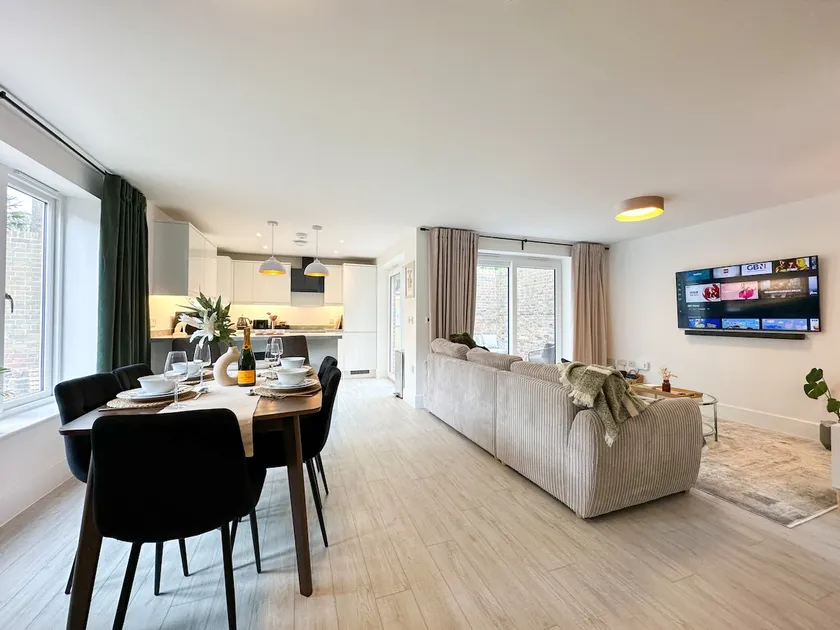 NEW Edwin Bing Mews -Luxury City Centre Home - FREE Parking - Image 1