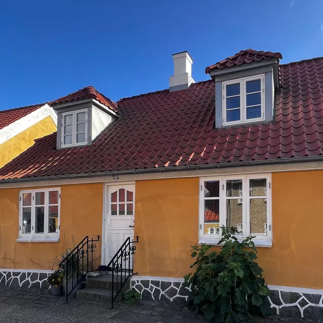 Townhouse near port and beach - Image 1