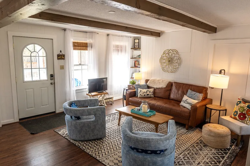 Big Red Retreat: Sleeps 6 - Clean & Cozy Gem! - Image 1