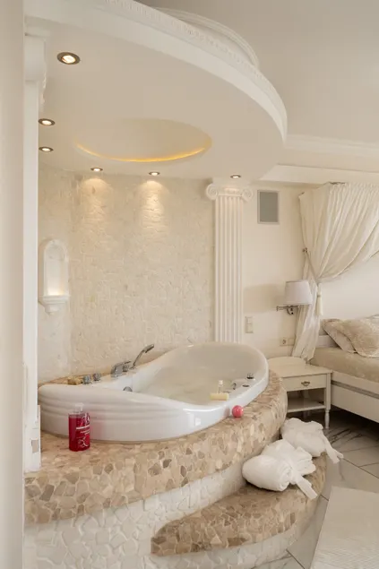 Roman Jacuzzi Penthouse – Terrace & Park Views - Image 1