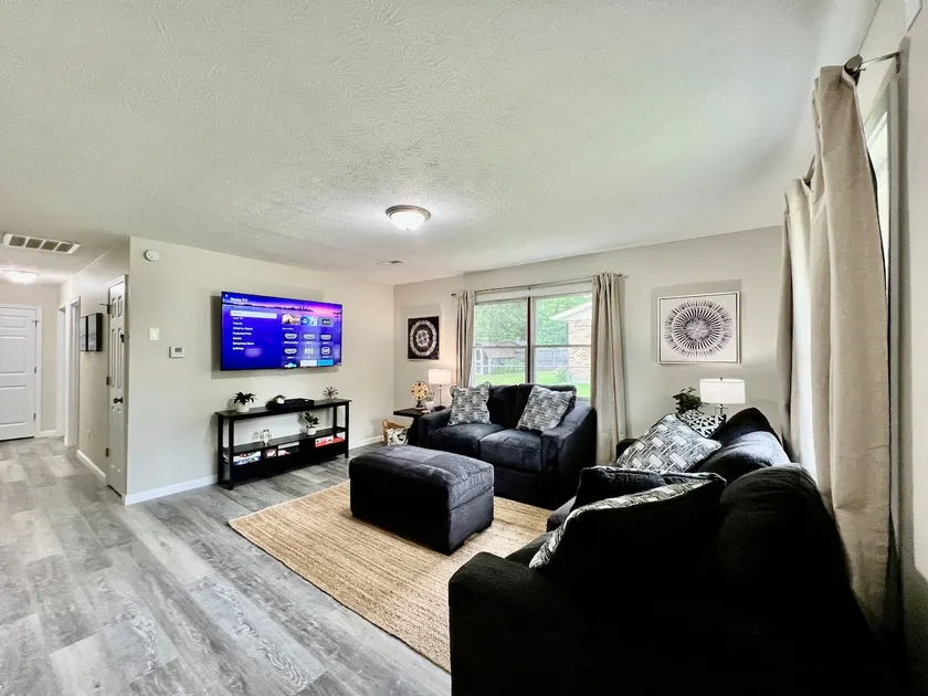 Quaint and Cozy 3 Bed home in Liberty Twp. - Image 1
