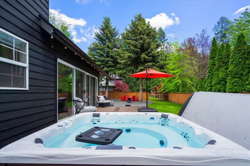 Lake, Hot Tub, Golf Retreat - Image 1
