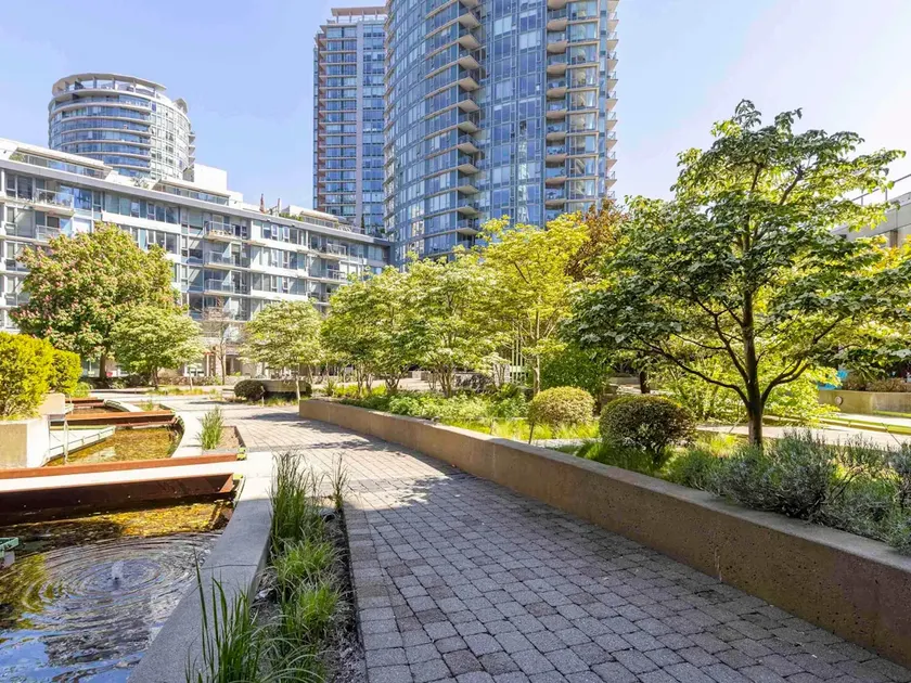 RARE-4BD/3BTH CityTownHouse W-Rooftop ~Hottub/Pool - Image 1