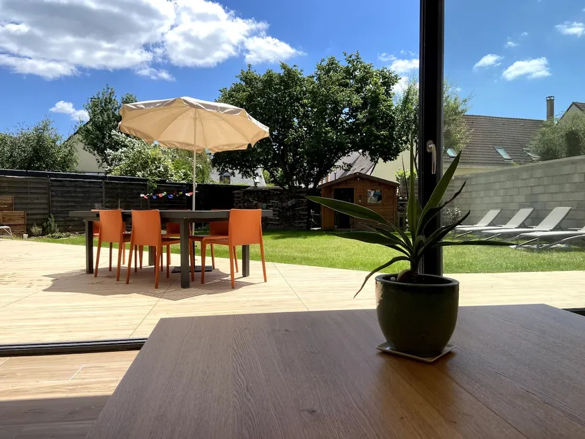 Living room with garden and terrace - Image 1