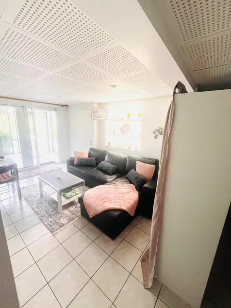 Independent apartment in house with garden - Image 1