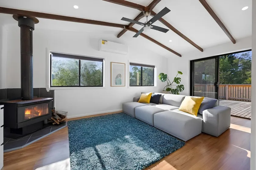 Light Filled Cosy Beach Home - Image 1