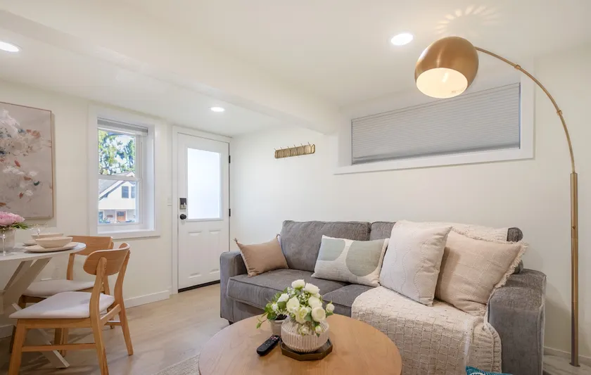 Cozy& Chic 1BR 1BA Lower Unit Near Lake Union - Image 1