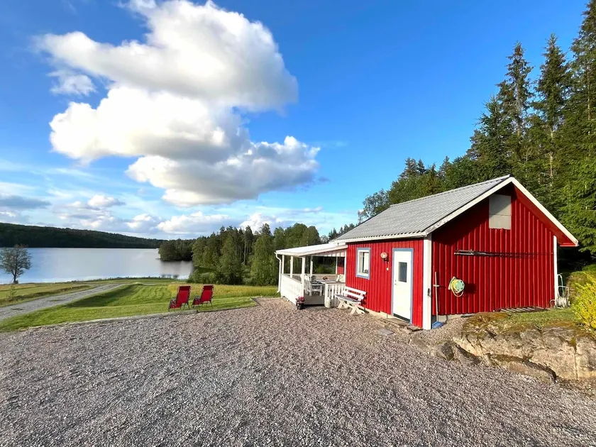 Cozy cottage with lake view - Image 1