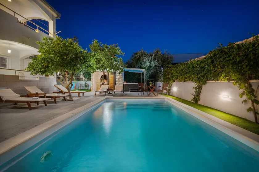 Sunshine Holiday Home - Image 1