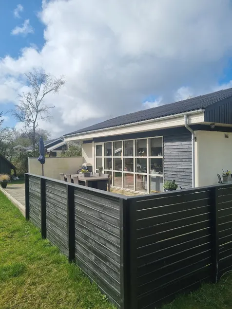 Summer house in a nice and quiet area. - Image 1