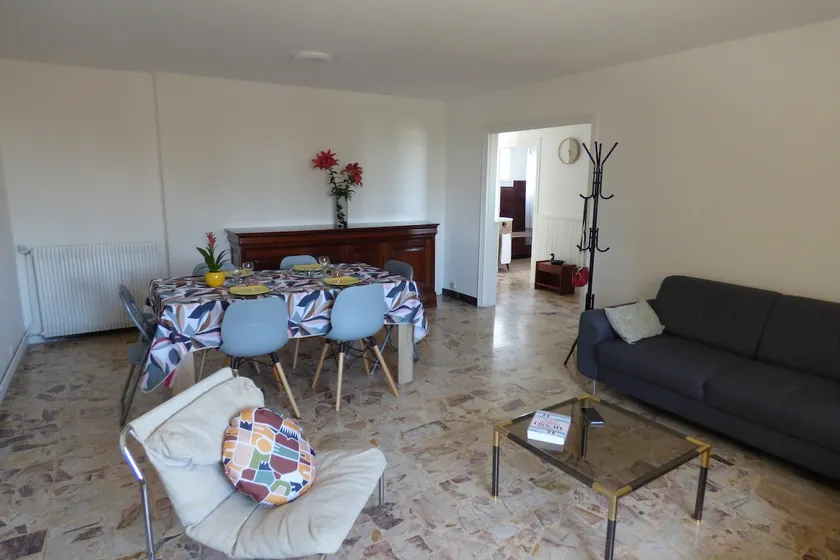 Large apartment with courtyard (2, 3 or 4 bedrooms) - Image 1