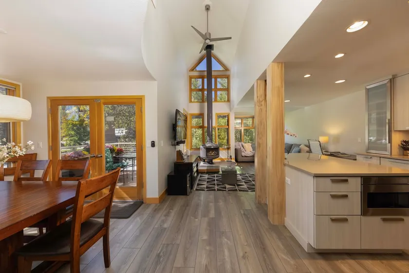 Spacious & bright upper end unit, steps to Main St - Image 1