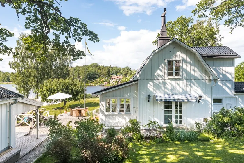 Archipelago dream with lake cottage, jacuzzi and jetty - Image 1