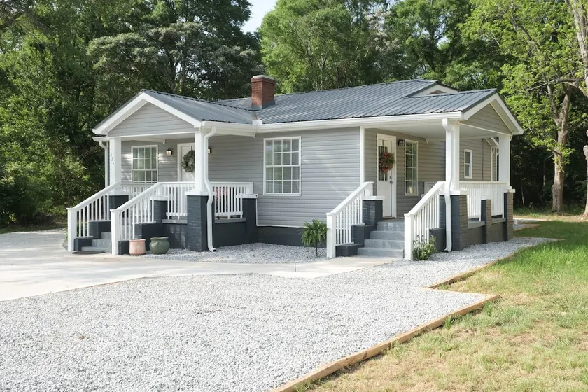 Beautiful 3/2 Family Home - Image 1