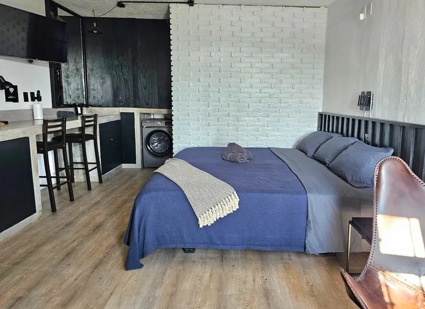 Blue Apartment + Invoice + Netflix + Pet-friendly! - Image 1
