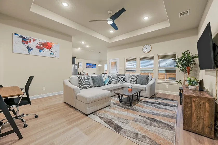 Denton* Pet Friendly! Large Home! Back yard! - Image 1