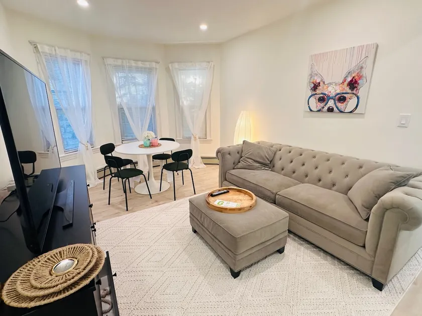 Modern 2BR near Subway & Parking - Image 1