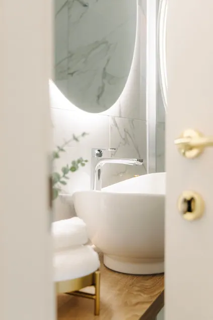 Elegant apartment with private parking - Image 1