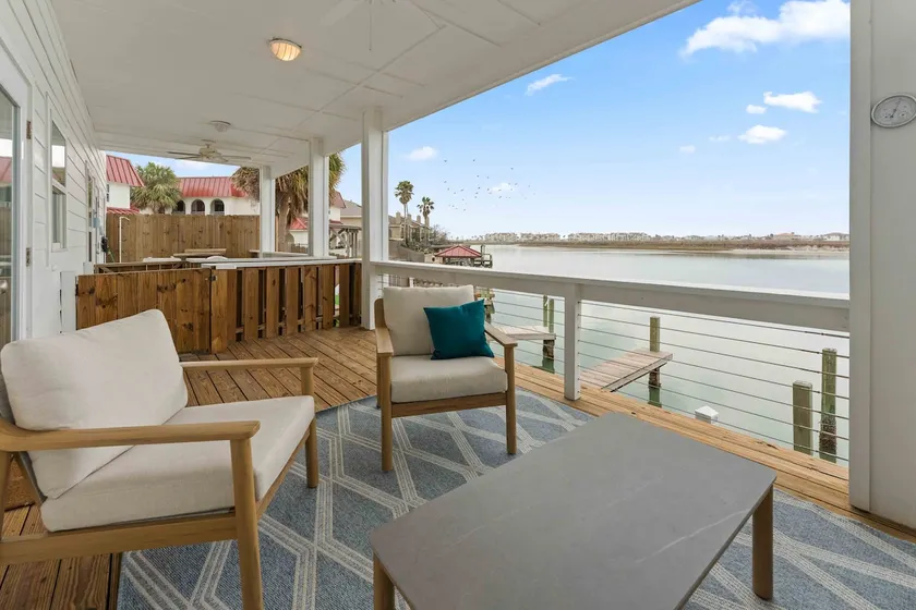 Stunning Waterfront Retreat - Image 1