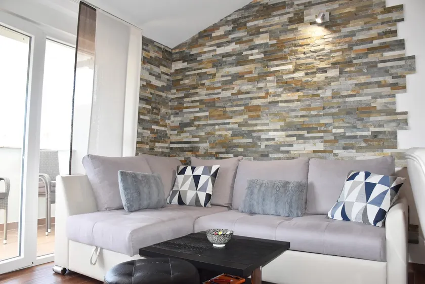 Apartment Lila: Elegant Stay in a Tranquil Area - Image 1