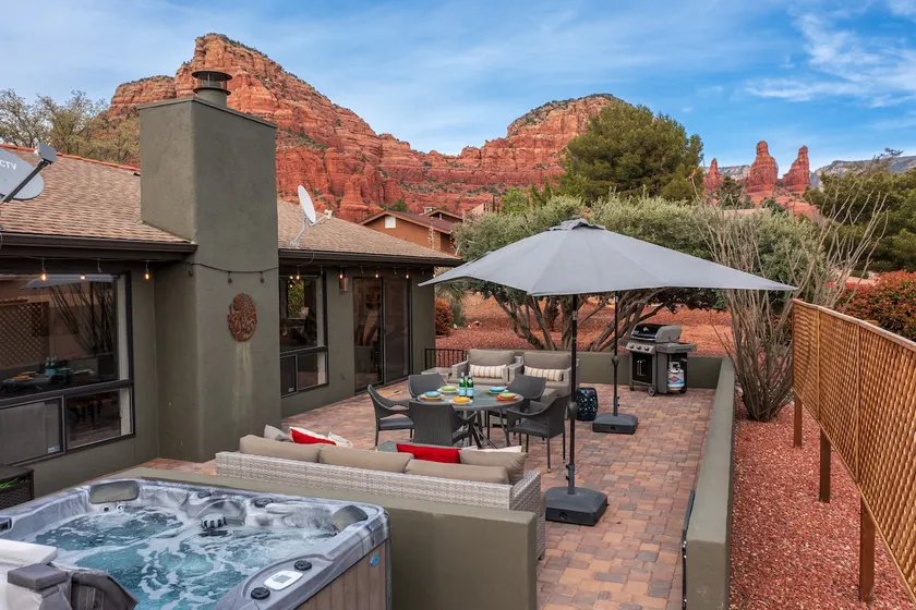 High-end 3BR Home w/ Spa, Firepit & Red Rock Views - Image 1