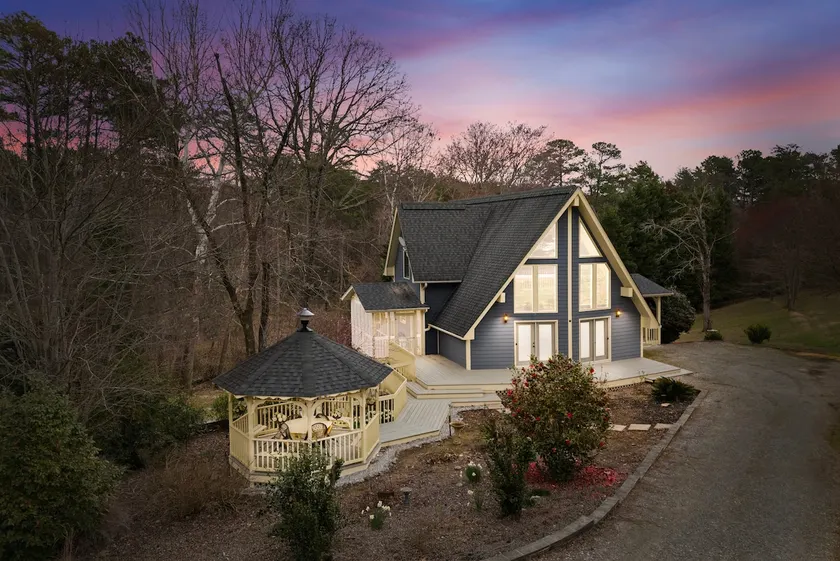 Spacious Lake Jocassee retreat on 2 acres! - Image 1