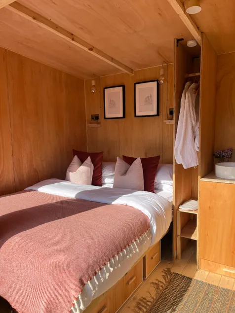 The Cosy Cabin & Roll Top Bath Todmorden - Image 1