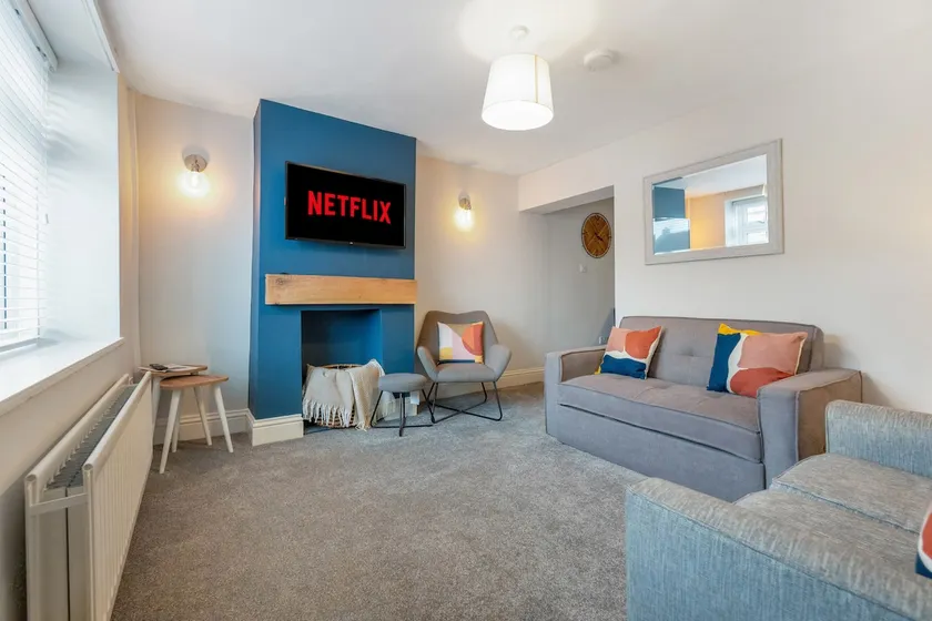 Stylish 2 Bedroom in Bishop Auckland with Parking - Image 1