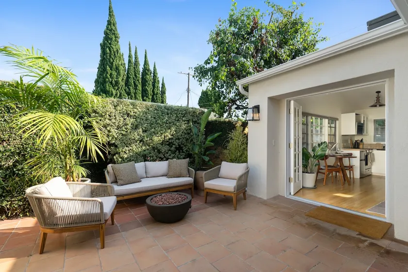 Serene Guest House with Large Private Yard - Image 1
