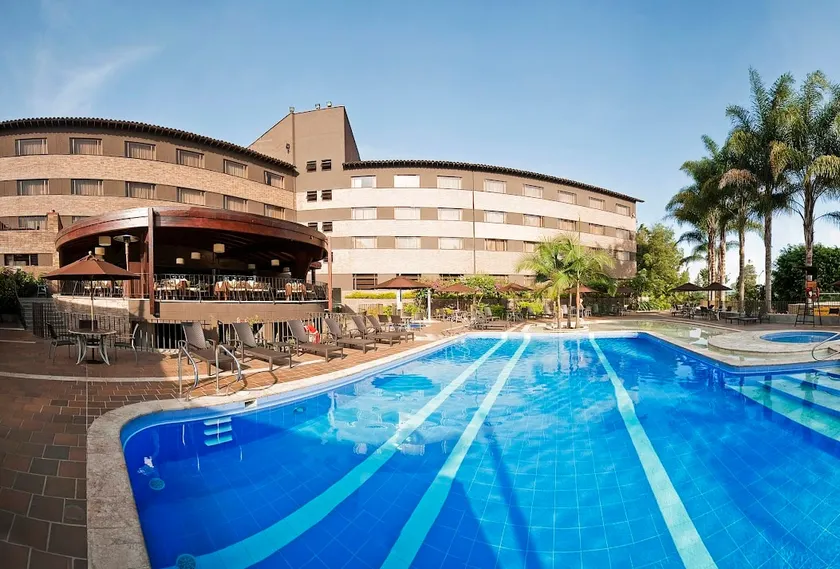 3 min from Airport Free Shuttle Breakfast Gym - Image 1