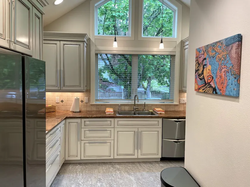 Fun, Remodeled 3 Bdrm Home. 3 Blocks to UofO - Image 1