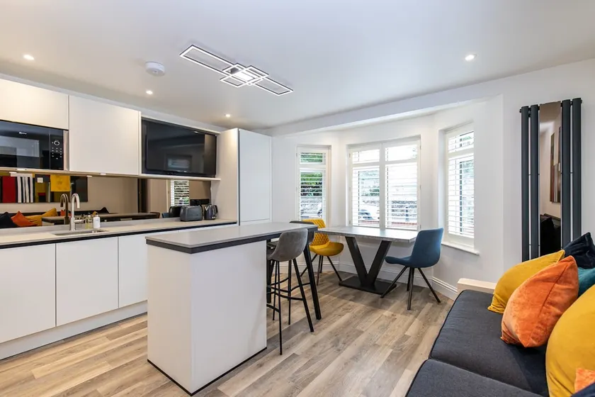 Luxury Two Bed Two En Suite Flat - Image 1
