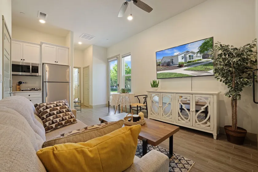 2 beds 1 bath entire guest house free parking - Image 1
