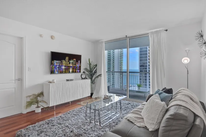 Charming 1Bed/1Bath w/ Skyline Views + FreeParking - Image 1